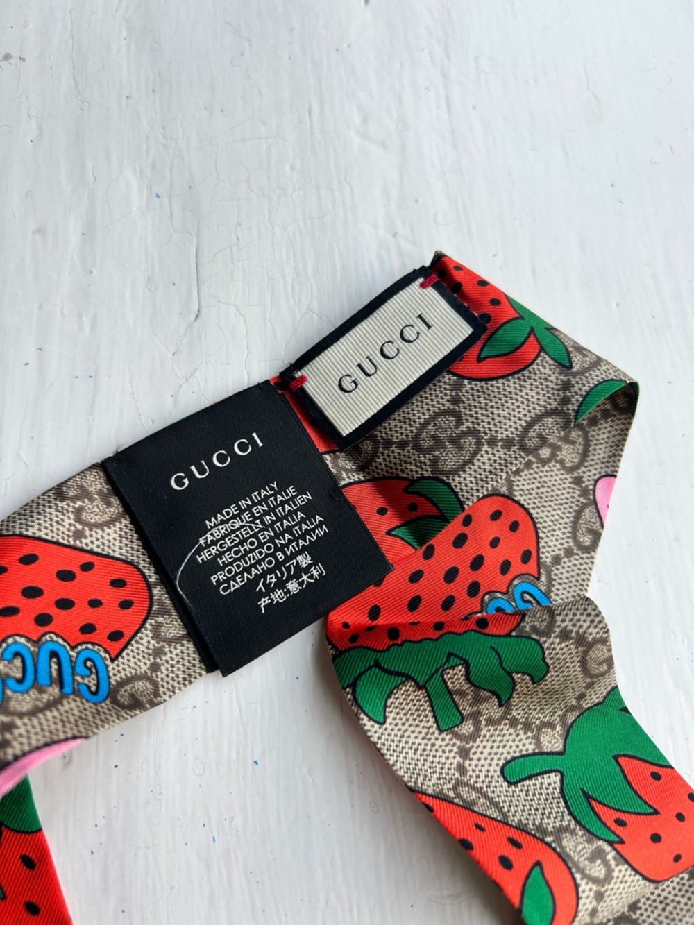 Brand New Authentic Gucci Strawberry Print Tweet Silk Slim Scarf - Picture 3 of 5
